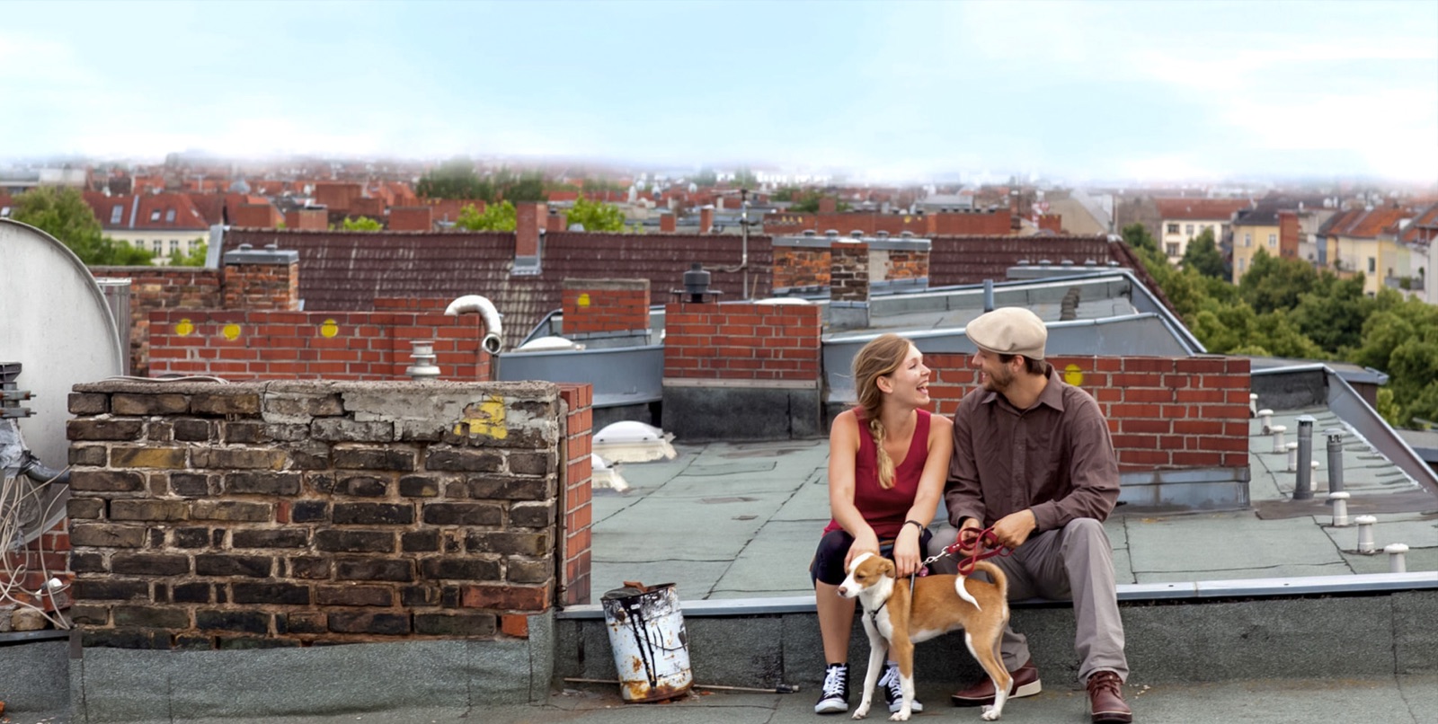 Hausverwaltung Eichmann – Berliner Dachlandschaft mit Paar und Hund